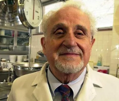 Dr. Frederick Zugibe, cardiologista e patologista forense